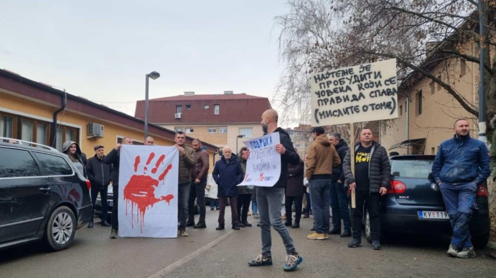 Protestna tišina i u Kosovskoj Mitrovici (VIDEO) 1