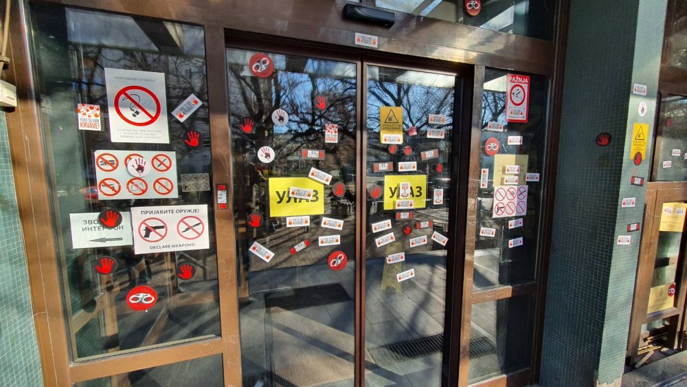 Studenti se okupili ispred zgrade suda u Novom Sadu, pušten čovek koji ih je branio uz sporazum o krivici 3 Studenti se okupili ispred zgrade suda u Novom Sadu, pušten čovek koji ih je branio uz sporazum o krivici 3