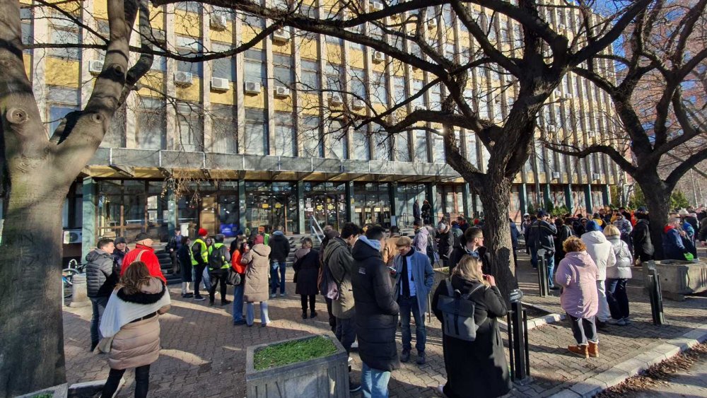 Studenti se okupili ispred zgrade suda u Novom Sadu, pušten čovek koji ih je branio uz sporazum o krivici 2 Studenti se okupili ispred zgrade suda u Novom Sadu, pušten čovek koji ih je branio uz sporazum o krivici 2