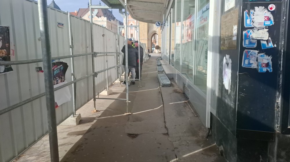 Postavljena skela ispod nadstrešnice na Tanurdžićevoj palati u Novom Sadu: Iz Zavoda tvrde da je nadstrešnica opasna po bezbednost građana 1