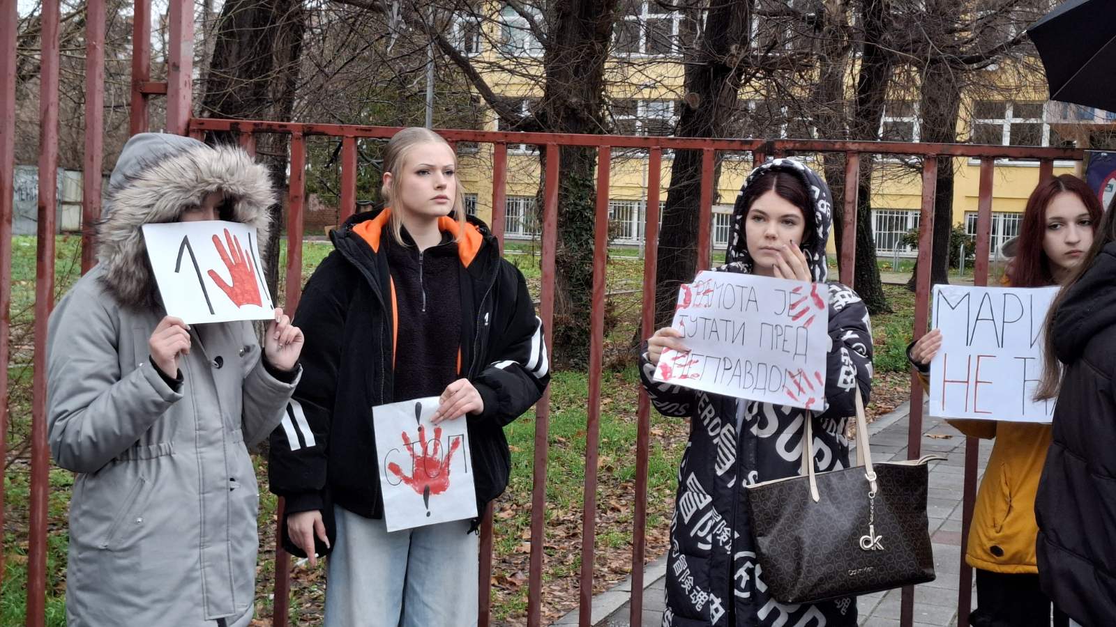 Javni čas ispred TŠ "Mileva Marić" u Novom Sadu: Pretnje nas neće zaplašiti 2 Javni čas ispred TŠ "Mileva Marić" u Novom Sadu: Pretnje nas neće zaplašiti 2