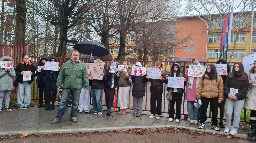 Javni čas ispred TŠ "Mileva Marić" u Novom Sadu: Pretnje nas neće zaplašiti 1