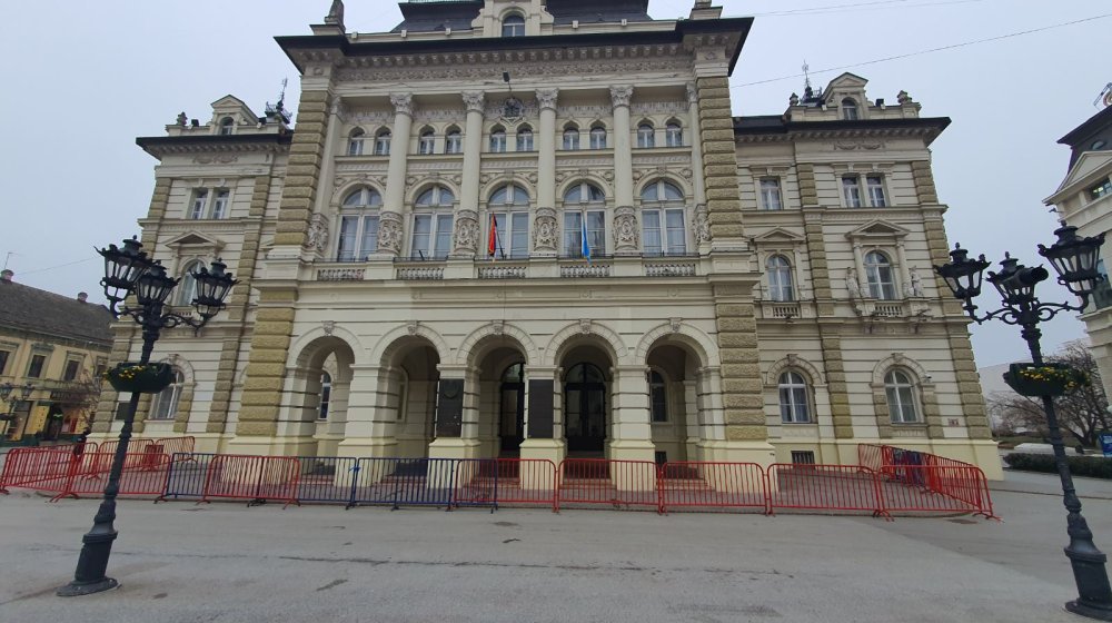 Građani se okupili ispred Gradske kuće u Novom Sadu zbog pregaženog psa Done 1