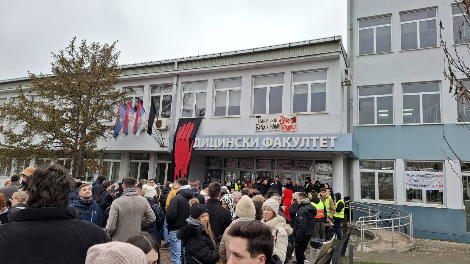 Završen protest novosadskih profesora i istraživača, zatražili ostavku rektora Dejana Madića (FOTO, VIDEO) 3