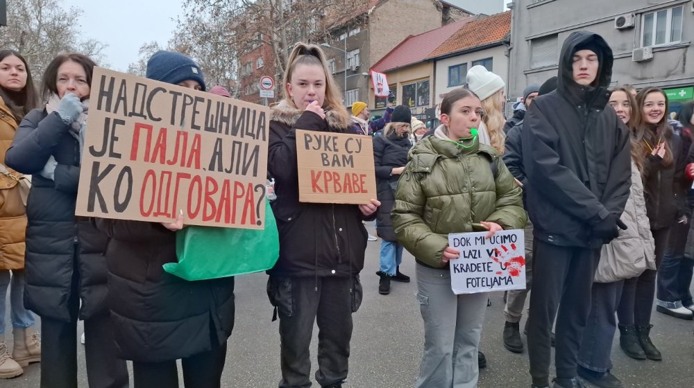 Održan protest novosadskih srednjoškolaca: "Ili si sa onima koji decu brane ili s onima koji ih gaze" (FOTO, VIDEO) 1