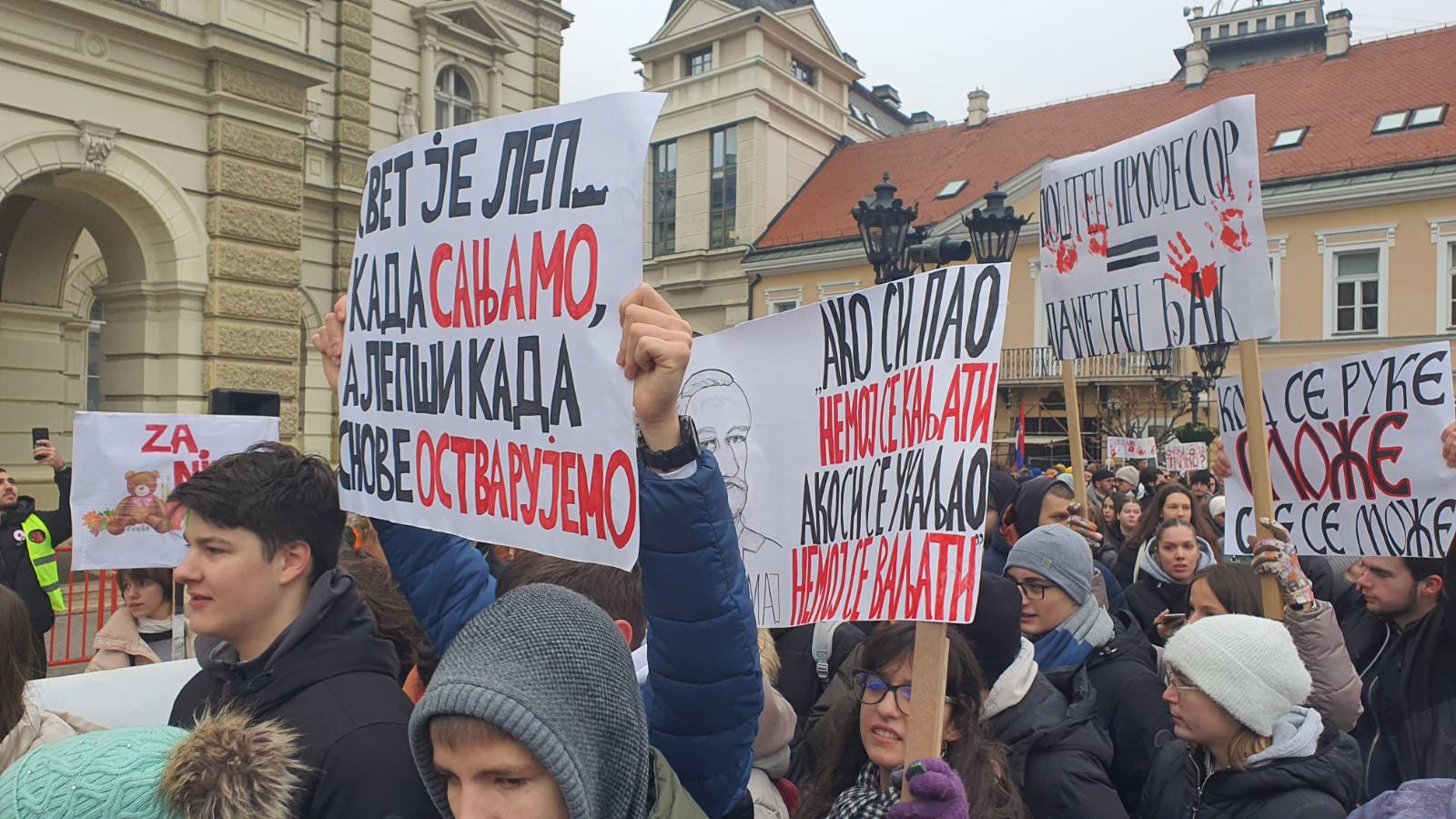 Održan protest novosadskih srednjoškolaca: "Ili si sa onima koji decu brane ili s onima koji ih gaze" (FOTO, VIDEO) 2
