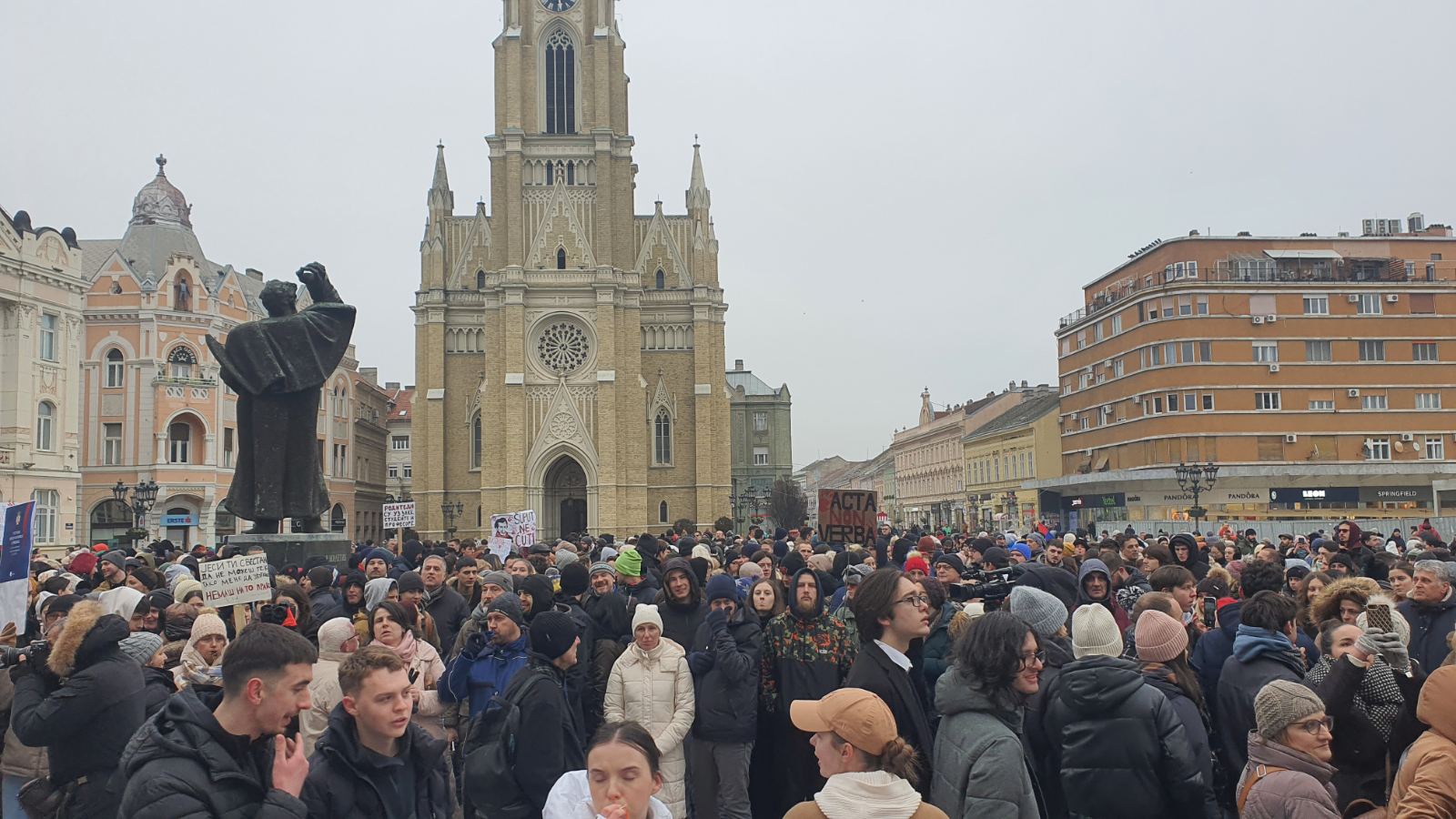 Održan protest novosadskih srednjoškolaca: "Ili si sa onima koji decu brane ili s onima koji ih gaze" (FOTO, VIDEO) 4