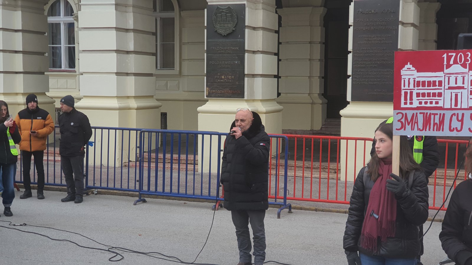 Održan protest novosadskih srednjoškolaca: "Ili si sa onima koji decu brane ili s onima koji ih gaze" (FOTO, VIDEO) 3