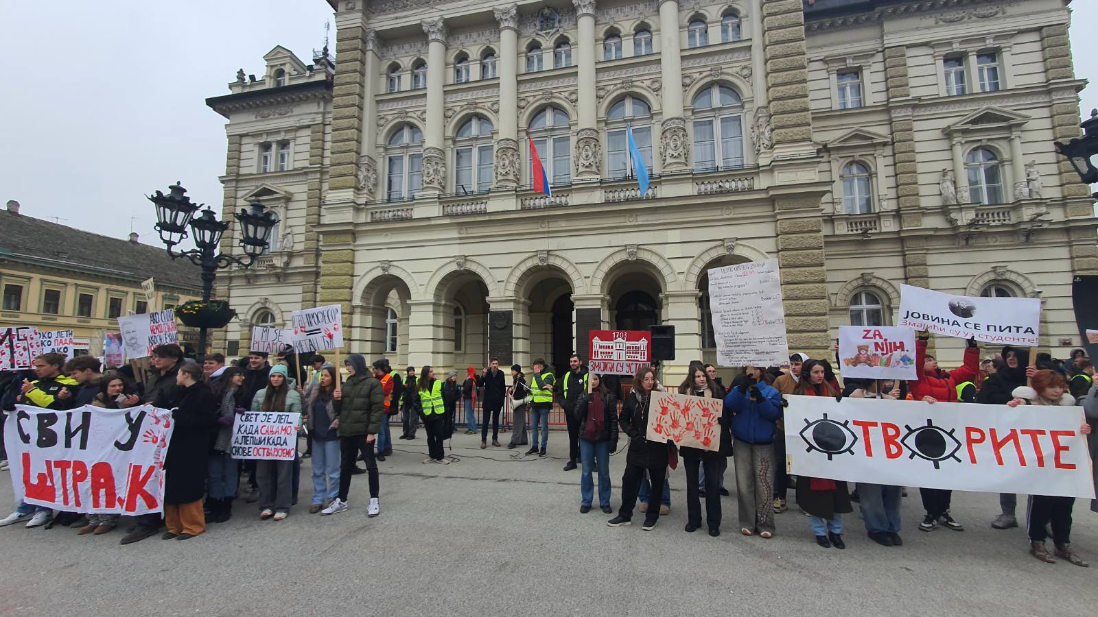 Održan protest novosadskih srednjoškolaca: "Ili si sa onima koji decu brane ili s onima koji ih gaze" (FOTO, VIDEO) 5