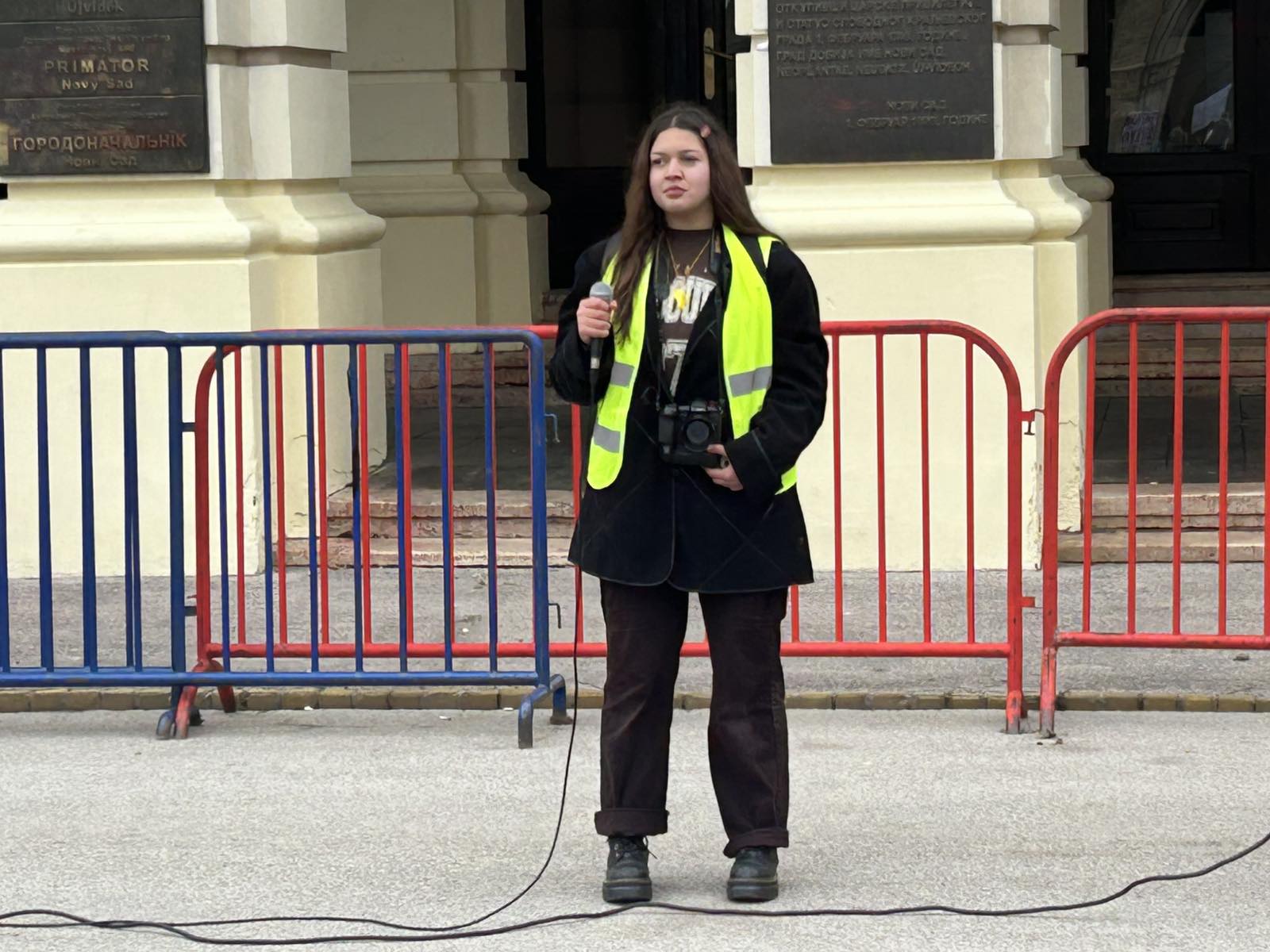 Održan protest novosadskih srednjoškolaca: "Ili si sa onima koji decu brane ili s onima koji ih gaze" (FOTO, VIDEO) 7