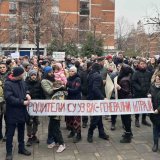 Roditelji se okupili ispred većine novosadskih škola i podržali nastavnike u štrajku: "Danas ne držimo nastavu, nego ugledni čas" 5