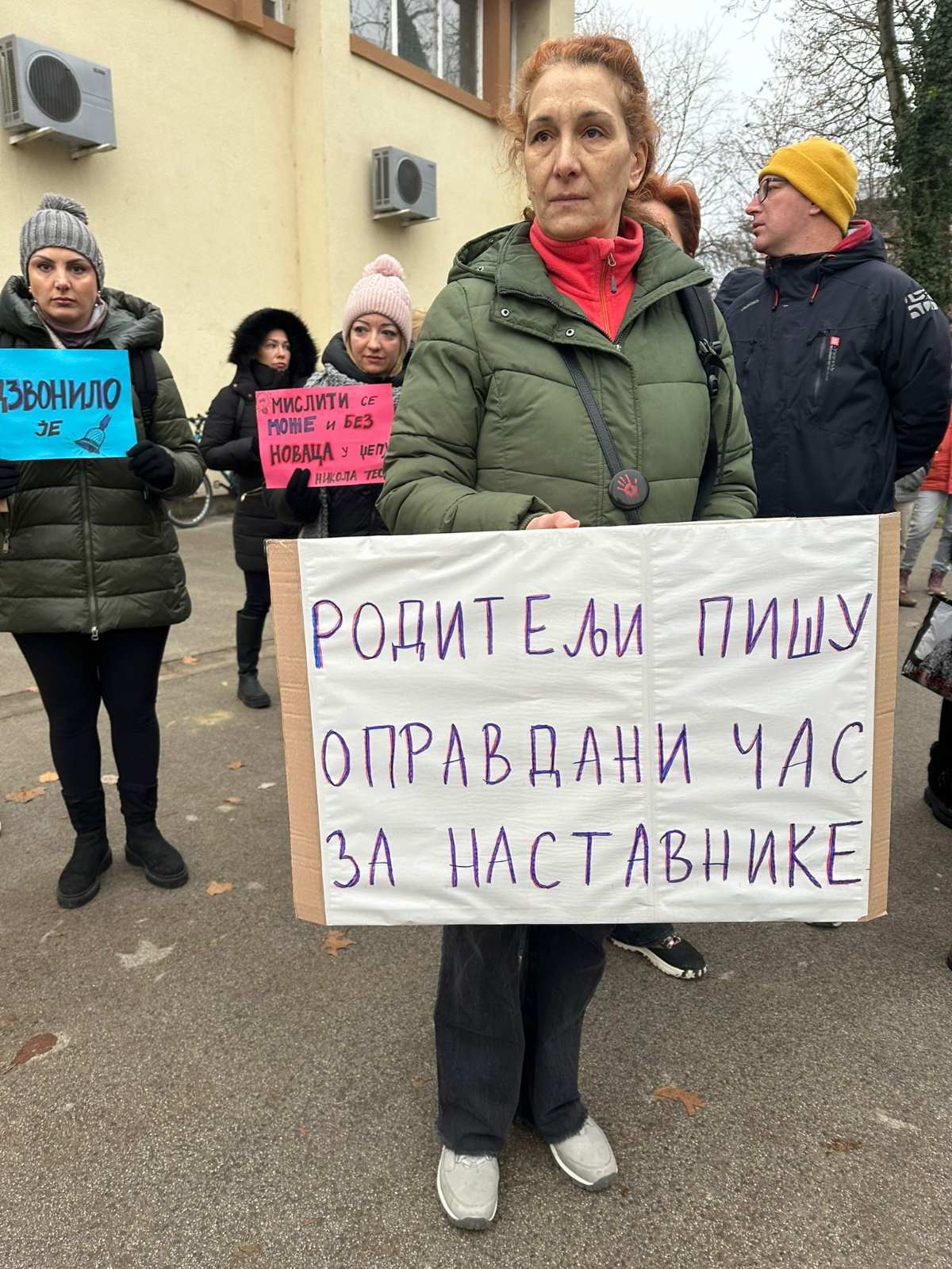 Roditelji podržavaju nastavnike u Novom Sadu, organizuju skupove kod škola, okupljaju se i čekaju inspektore: Dvadesetak škola nastavilo štrajk 2 Roditelji podržavaju nastavnike u Novom Sadu, organizuju skupove kod škola, okupljaju se i čekaju inspektore: Dvadesetak škola nastavilo štrajk 2