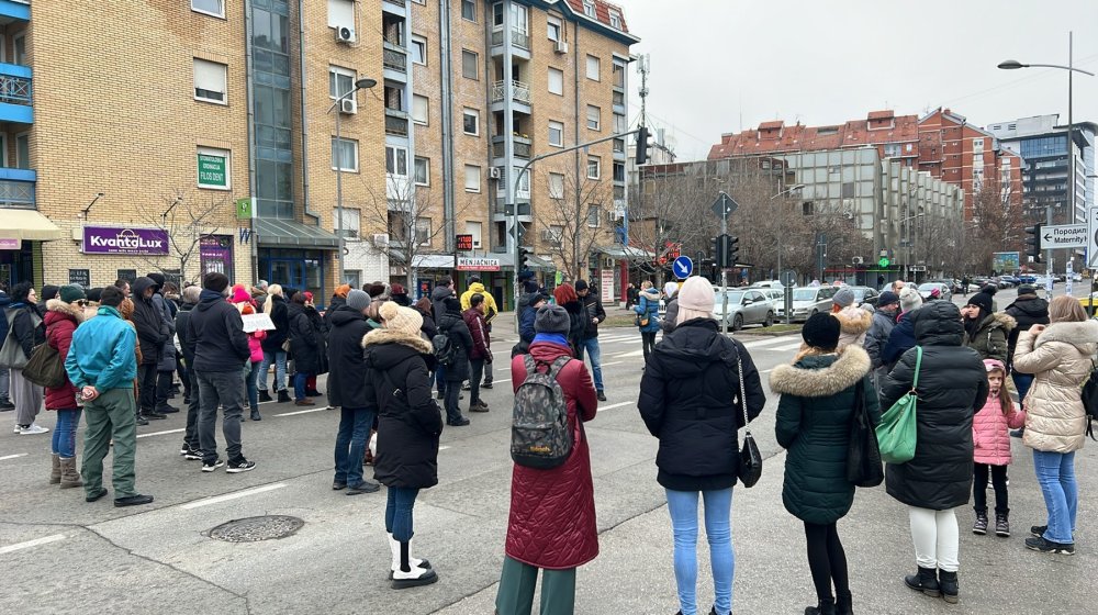 Novi Sad zastao na 15 minuta: Nastavnici u štrajku, učenici i roditelji, blokirali više raskrnica kako bi odali počast nastradalima (VIDEO) 1