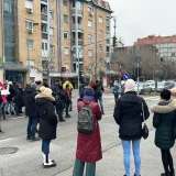 Novi Sad zastao na 15 minuta: Nastavnici u štrajku, učenici i roditelji, blokirali više raskrnica kako bi odali počast nastradalima (VIDEO) 12