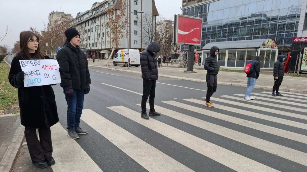 Novi Sad zastao na 15 minuta: Nastavnici u štrajku, učenici i roditelji, blokirali više raskrnica kako bi odali počast nastradalima (VIDEO) 2