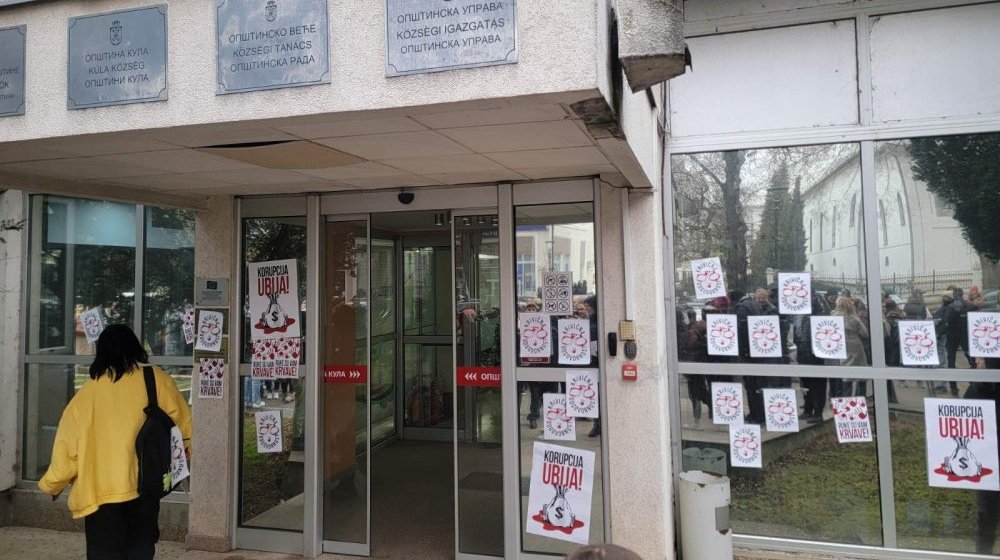 U Kuli skup podrške prebijenom aktivisti: Zgrada Opštine izlepljena parolama "Ruke su vam krvave" 1