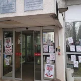 U Kuli skup podrške prebijenom aktivisti: Zgrada Opštine izlepljena parolama "Ruke su vam krvave" 9