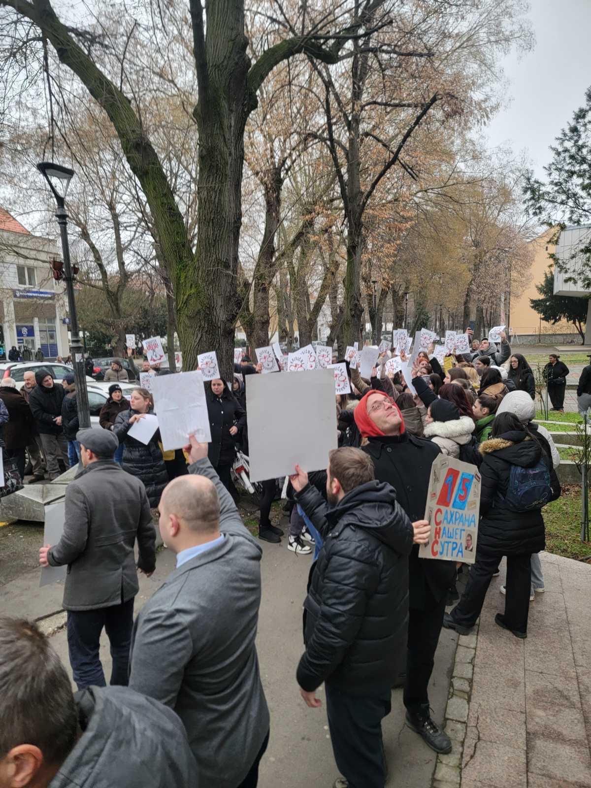 U Kuli skup podrške prebijenom aktivisti: Zgrada Opštine izlepljena parolama "Ruke su vam krvave" 2 U Kuli skup podrške prebijenom aktivisti: Zgrada Opštine izlepljena parolama "Ruke su vam krvave" 2