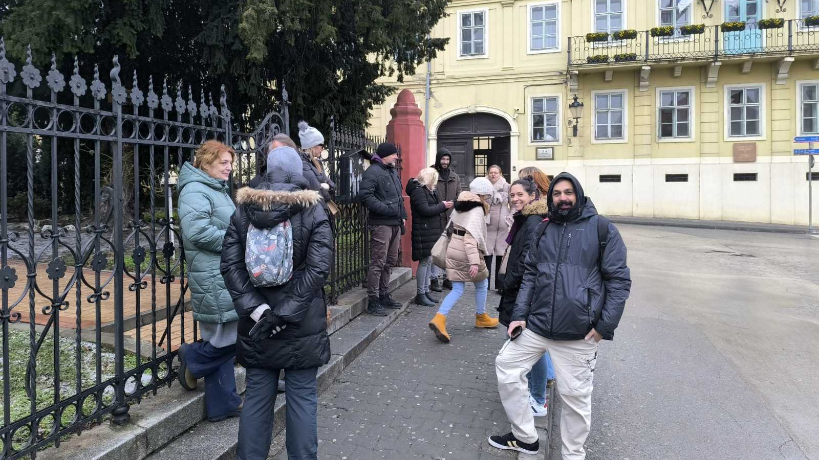 Roditelji podržavaju nastavnike u Novom Sadu, organizuju skupove kod škola, okupljaju se i čekaju inspektore: Dvadesetak škola nastavilo štrajk 3 Roditelji podržavaju nastavnike u Novom Sadu, organizuju skupove kod škola, okupljaju se i čekaju inspektore: Dvadesetak škola nastavilo štrajk 3