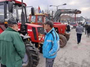 Blokirana Ibarska magistrala kod Mrčajevaca, poljoprivrednici traže ispunjenje zahteva (FOTO) 2 Blokirana Ibarska magistrala kod Mrčajevaca, poljoprivrednici traže ispunjenje zahteva (FOTO) 2