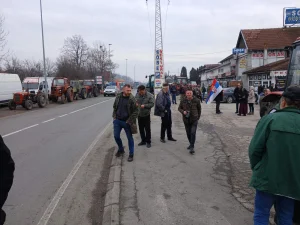 Blokirana Ibarska magistrala kod Mrčajevaca, poljoprivrednici traže ispunjenje zahteva (FOTO) 3 Blokirana Ibarska magistrala kod Mrčajevaca, poljoprivrednici traže ispunjenje zahteva (FOTO) 3