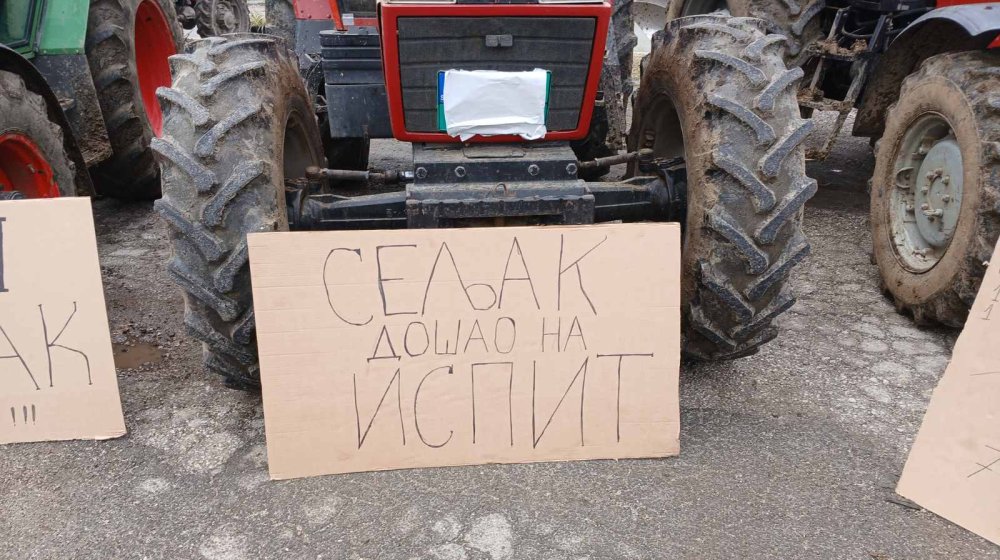 Blokirana Ibarska magistrala kod Mrčajevaca, poljoprivrednici traže ispunjenje zahteva (FOTO) 1