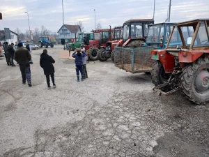 Blokirana Ibarska magistrala kod Mrčajevaca, poljoprivrednici traže ispunjenje zahteva (FOTO) 5 Blokirana Ibarska magistrala kod Mrčajevaca, poljoprivrednici traže ispunjenje zahteva (FOTO) 5