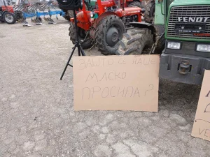 Blokirana Ibarska magistrala kod Mrčajevaca, poljoprivrednici traže ispunjenje zahteva (FOTO) 7 Blokirana Ibarska magistrala kod Mrčajevaca, poljoprivrednici traže ispunjenje zahteva (FOTO) 7