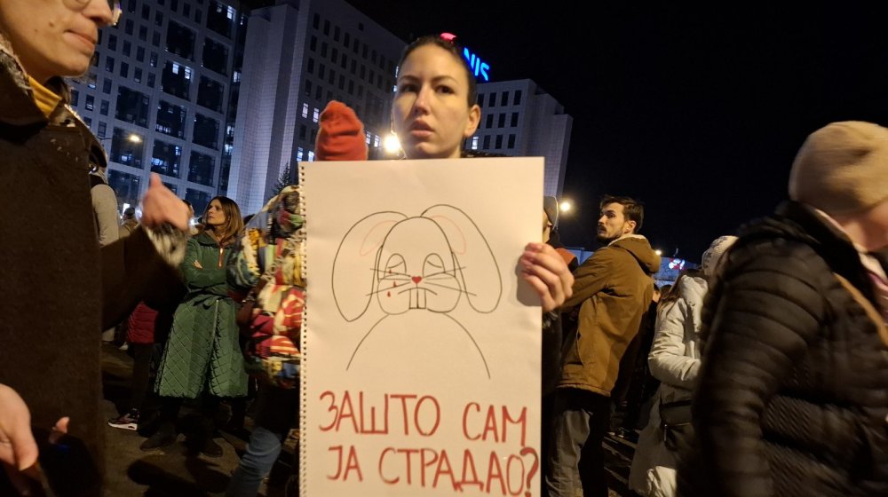 građani protestuju zbog obešenog zeca na zgradi škole
