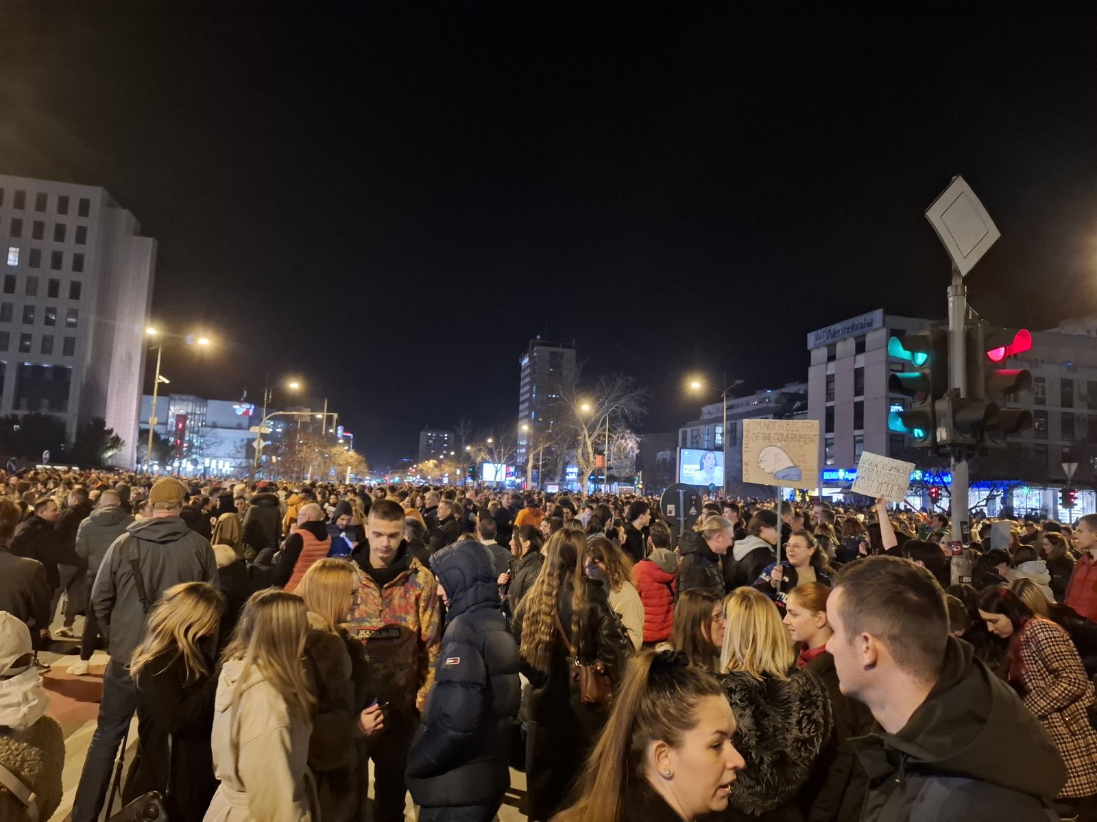 Građani blokirali raskrsnicu u Novom Sadu zbog pretnji i mrtvog zeca na ogradi škole (VIDEO) 2