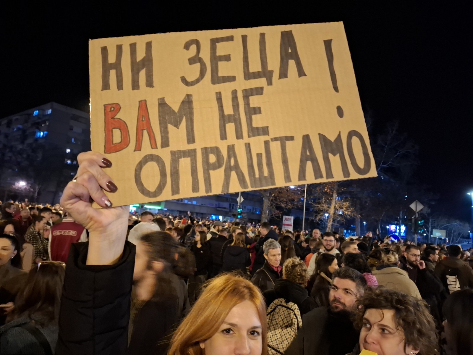 Građani blokirali raskrsnicu u Novom Sadu zbog pretnji i mrtvog zeca na ogradi škole (VIDEO) 1