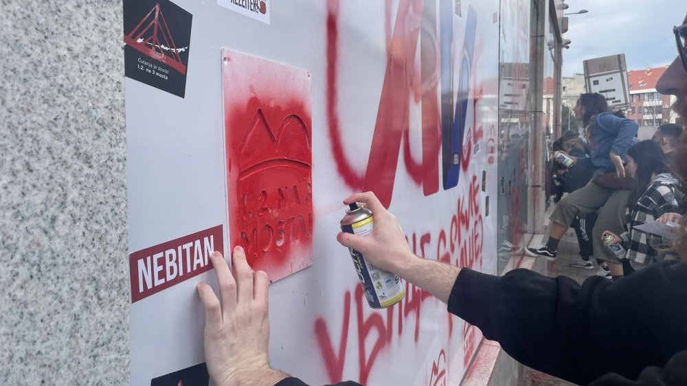 Protest u Novom Sadu zbog napada na studente: Građani u mirnoj šetnji obišli širi centar grada, studenti se vratili u kampus (FOTO, VIDEO) 7