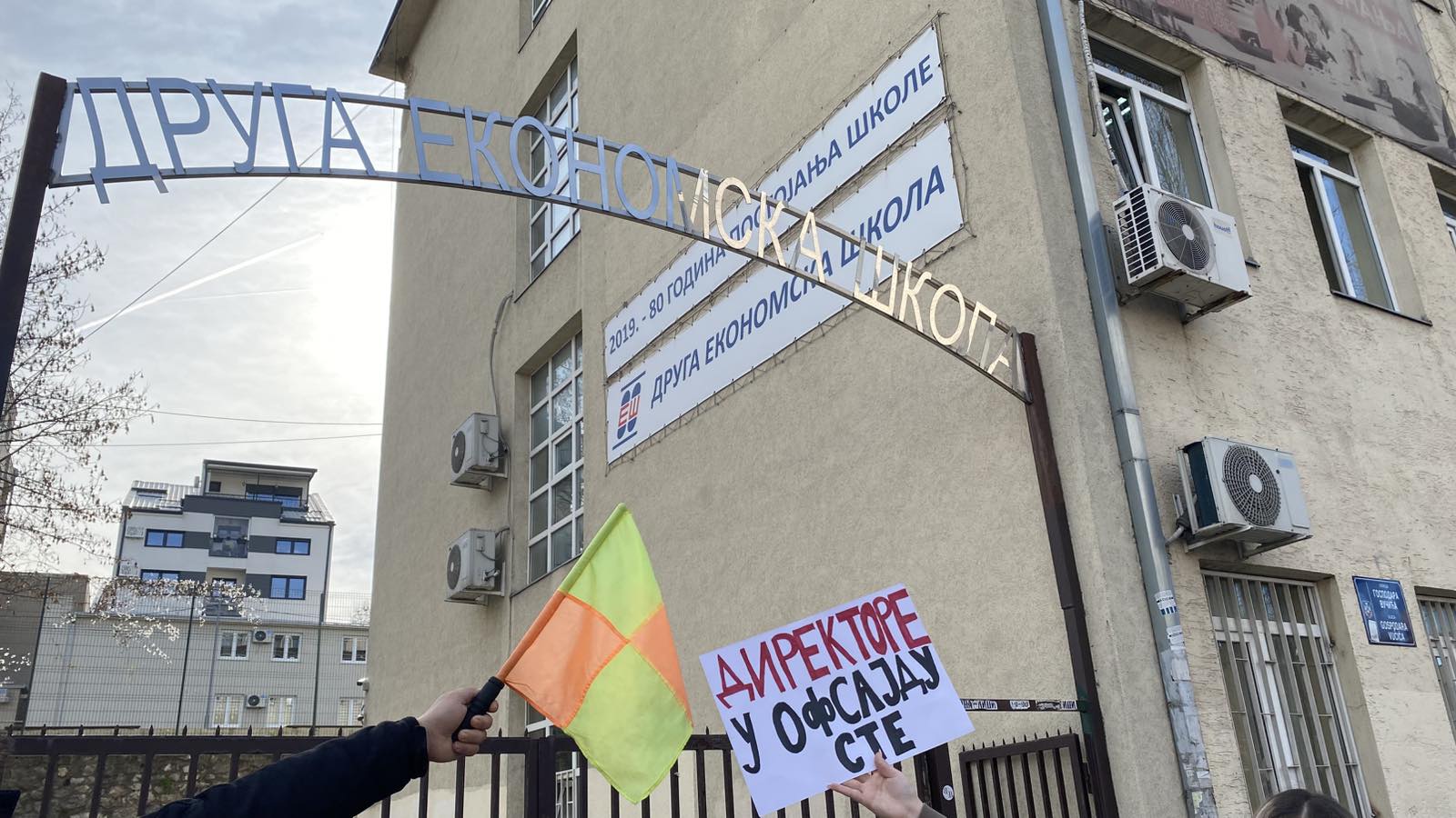 "Direktore, u ofsajdu ste": Protest ispred Druge ekonomske u Beogradu, đaci traže da škola podrži studente (FOTO) 2