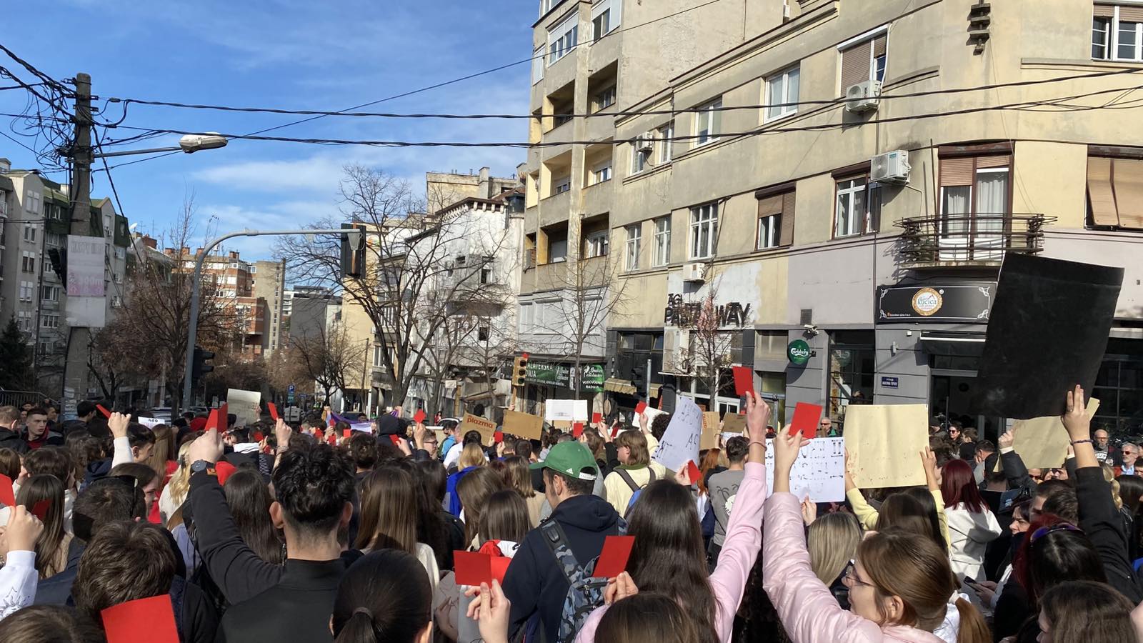 "Direktore, u ofsajdu ste": Protest ispred Druge ekonomske u Beogradu, đaci traže da škola podrži studente (FOTO) 3