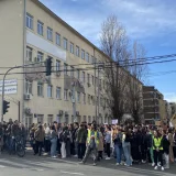 "Direktore, u ofsajdu ste": Protest ispred Druge ekonomske u Beogradu, đaci traže da škola podrži studente (FOTO) 1