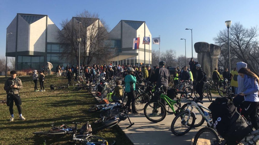 Studenti krenuli biciklima iz Beograda u Novi Sad (FOTO; VIDEO) 1