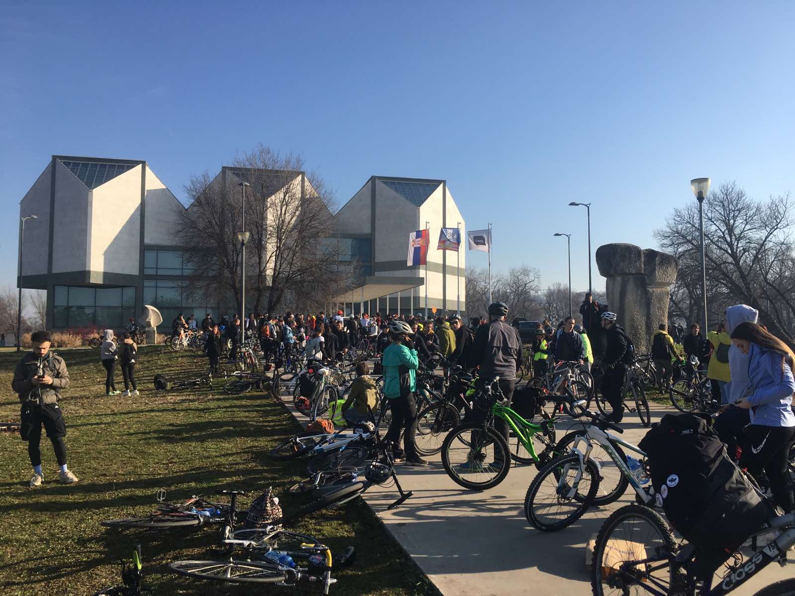 Studenti iz Beograda peške stigli u Novi Sad, odali poštu nastradalima: Noć će provesti na fakultetima, skup protekao bez incidenata (FOTO, VIDEO) 29