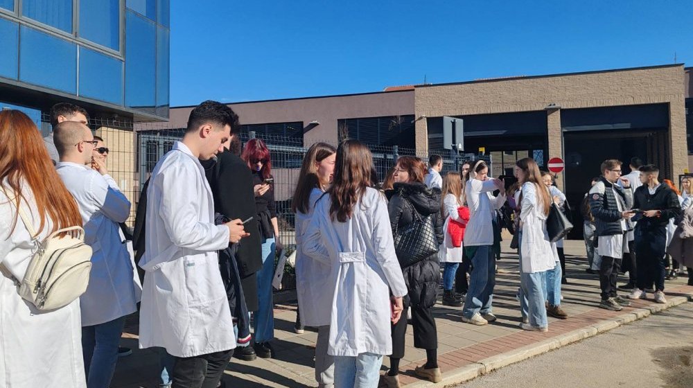 Studenti i lekari protestovali ispred Hitne pomoći u Novom Sadu: Traže odgovornost za sporu reakciju u noći kada su studenti pretučeni 1