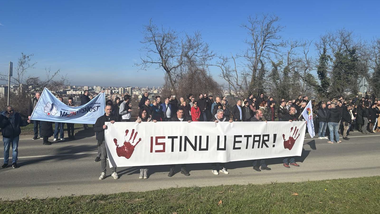 Novi Sad zastao na 15 minuta: Građani zaustavljali vozila i gde nije bilo blokada 5 Novi Sad zastao na 15 minuta: Građani zaustavljali vozila i gde nije bilo blokada 5
