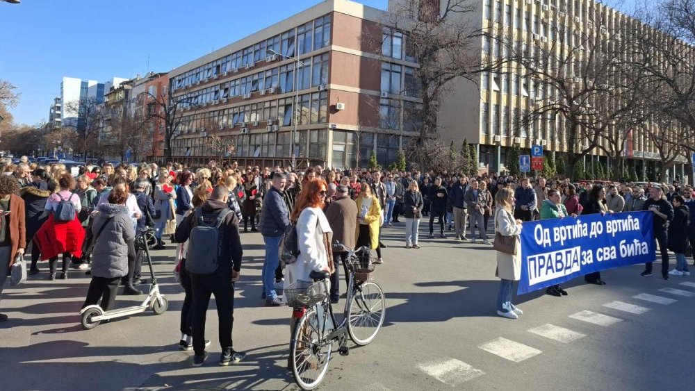 Novi Sad zastao na 15 minuta: Građani zaustavljali vozila i gde nije bilo blokada 3 Novi Sad zastao na 15 minuta: Građani zaustavljali vozila i gde nije bilo blokada 3