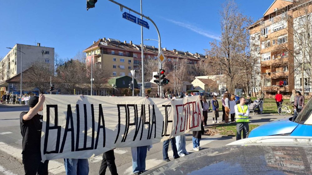 Novi Sad zastao na 15 minuta: Građani zaustavljali vozila i gde nije bilo blokada 4 Novi Sad zastao na 15 minuta: Građani zaustavljali vozila i gde nije bilo blokada 4