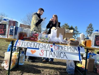 Studenti iz Beograda peške stigli u Novi Sad, odali poštu nastradalima: Noć će provesti na fakultetima, skup protekao bez incidenata (FOTO, VIDEO) 19