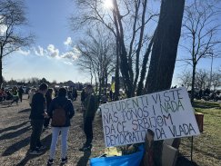 Studenti iz Beograda peške stigli u Novi Sad, odali poštu nastradalima: Noć će provesti na fakultetima, skup protekao bez incidenata (FOTO, VIDEO) 23
