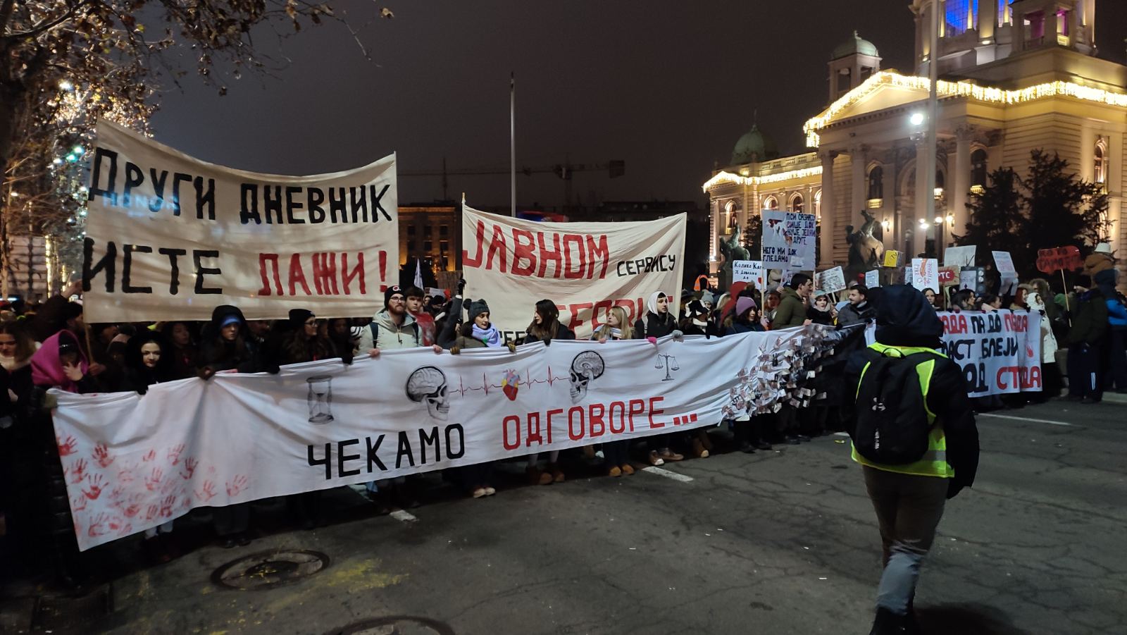 (FOTO) Protest ispred RTS-a 'Naše pravo da znamo sve' u slikama 7 (FOTO) Protest ispred RTS-a 'Naše pravo da znamo sve' u slikama 7