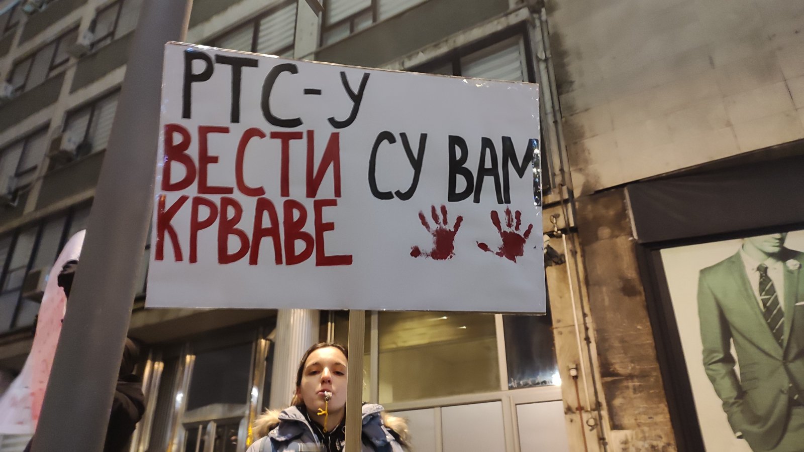 (FOTO) Protest ispred RTS-a 'Naše pravo da znamo sve' u slikama 10 (FOTO) Protest ispred RTS-a 'Naše pravo da znamo sve' u slikama 10