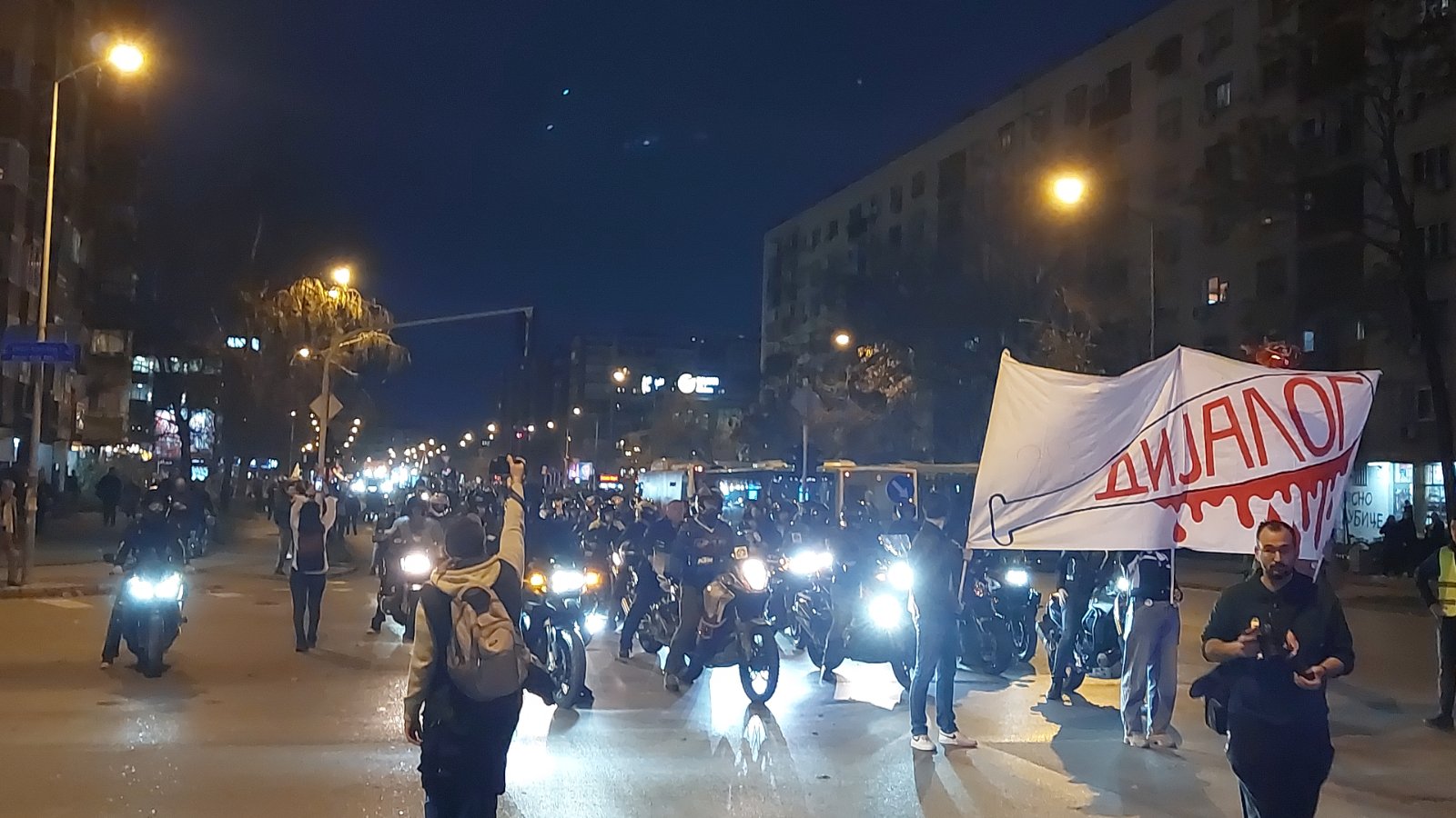 Protest u Novom Sadu zbog napada na studente: Građani u mirnoj šetnji obišli širi centar grada, studenti se vratili u kampus (FOTO, VIDEO) 5