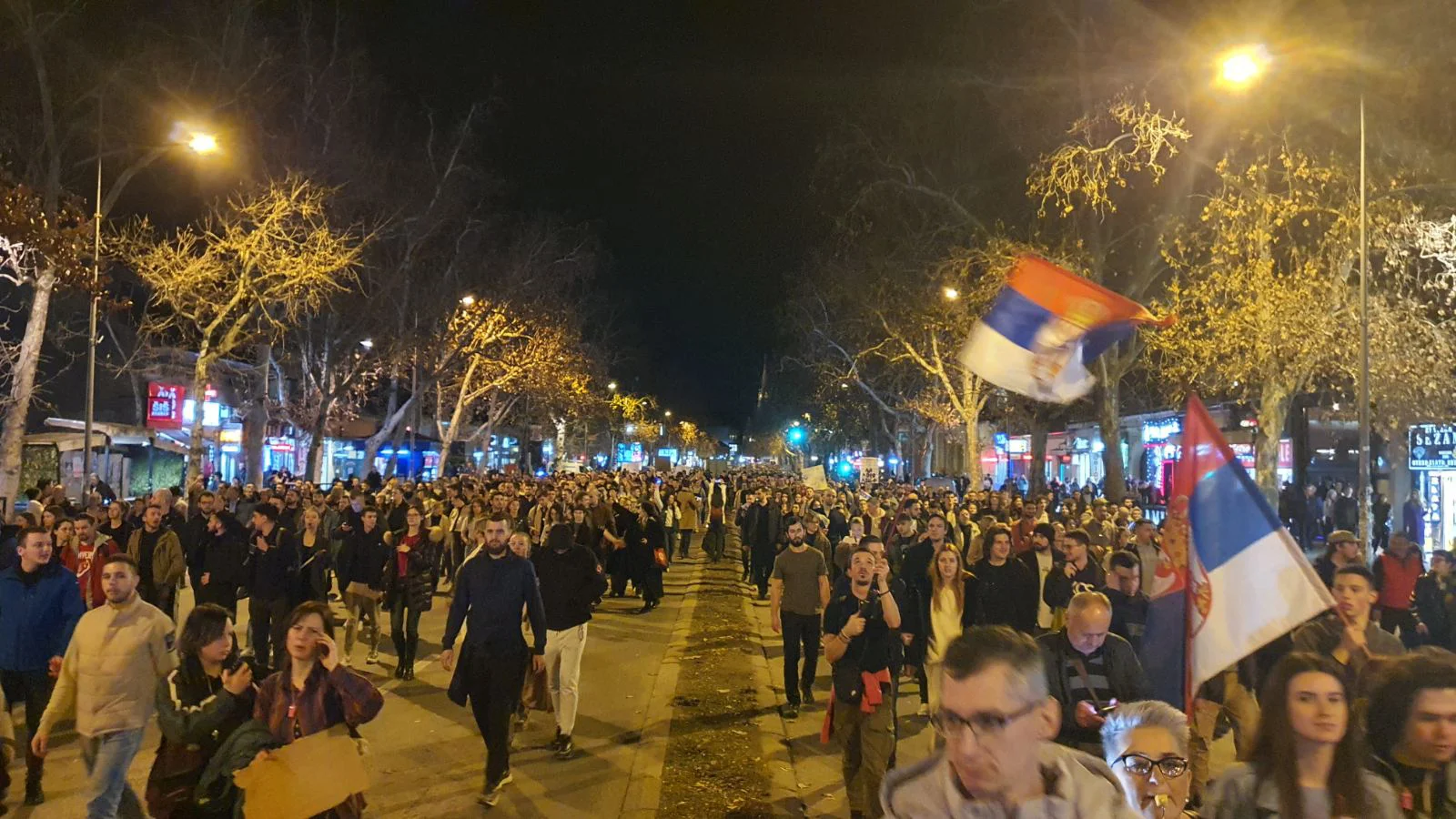 Protest u Novom Sadu zbog napada na studente: Građani u mirnoj šetnji obišli širi centar grada, studenti se vratili u kampus (FOTO, VIDEO) 3