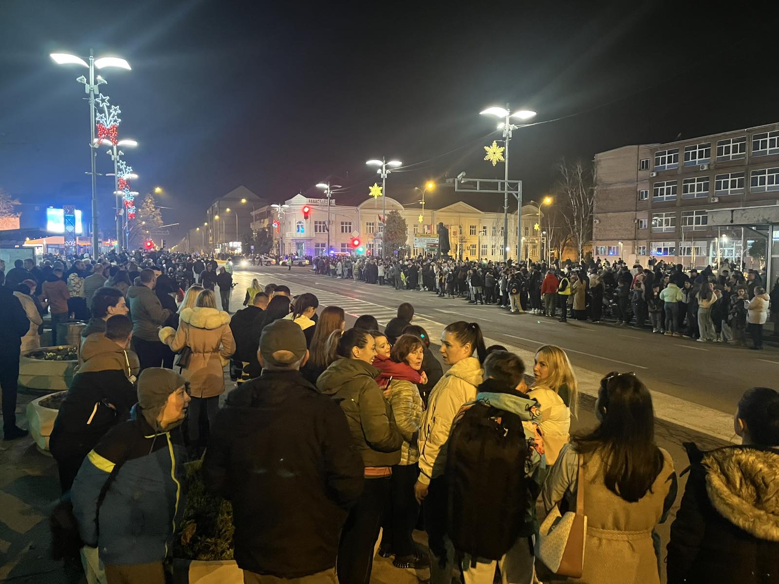 Studenti iz Beograda peške stigli u Novi Sad, odali poštu nastradalima: Noć će provesti na fakultetima, skup protekao bez incidenata (FOTO, VIDEO) 31