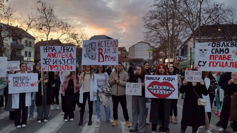 Svi na ulice, ne gazite doktore: Završen protest podrške povređenim lekarkama u Palmotićevoj 1