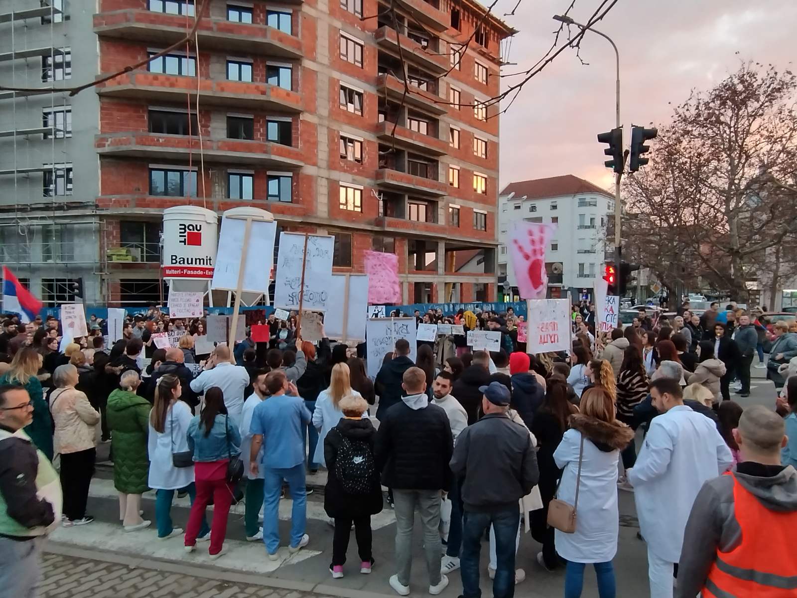 Svi na ulice, ne gazite doktore: Završen protest podrške povređenim lekarkama u Palmotićevoj 3 Svi na ulice, ne gazite doktore: Završen protest podrške povređenim lekarkama u Palmotićevoj 3